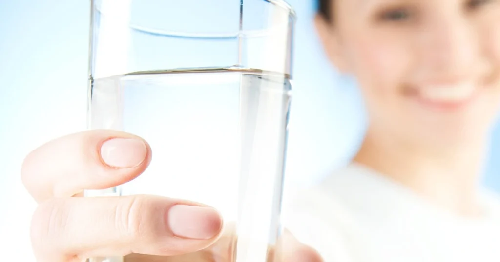 Uống sữa hằng ngày giúp giúp cơ thể duy trì đủ nước